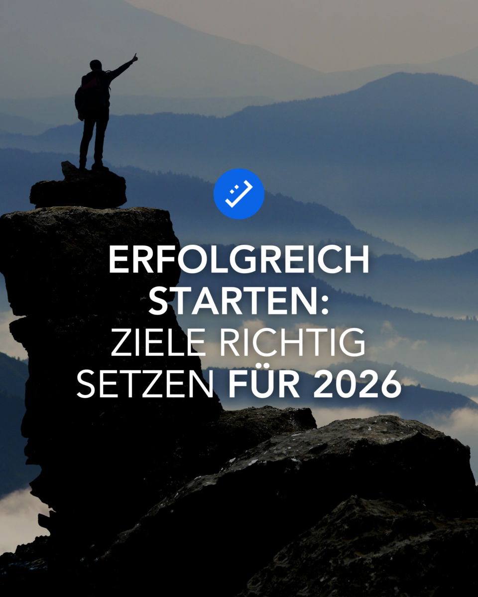 Text auf Bild. Auf dem Bild ist ein Mesch auf einem hohen Stein stehend zu sehen.