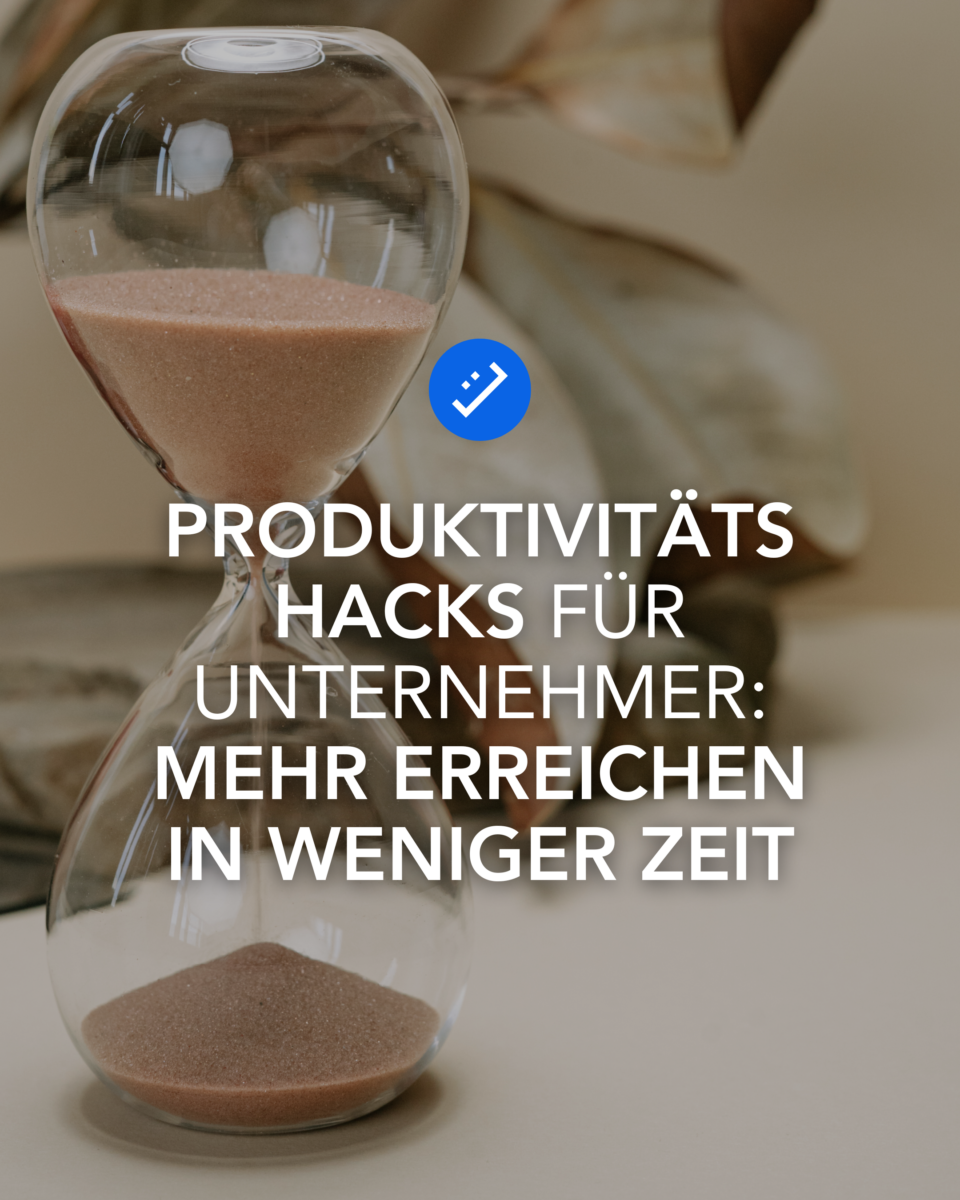 Text auf Bild. Auf dem Bild ist eine Sanduhr zu sehen welche auf einem Schreibtisch steht.