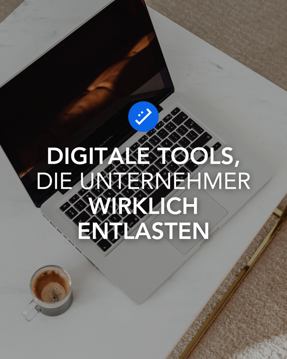 Text auf Bild. Auf dem Bild ist ein Laptop von oben auf einem weißen Tisch zu sehen – er ist aufgeklappt aber schwarz. Links davon steht ein Kaffee.