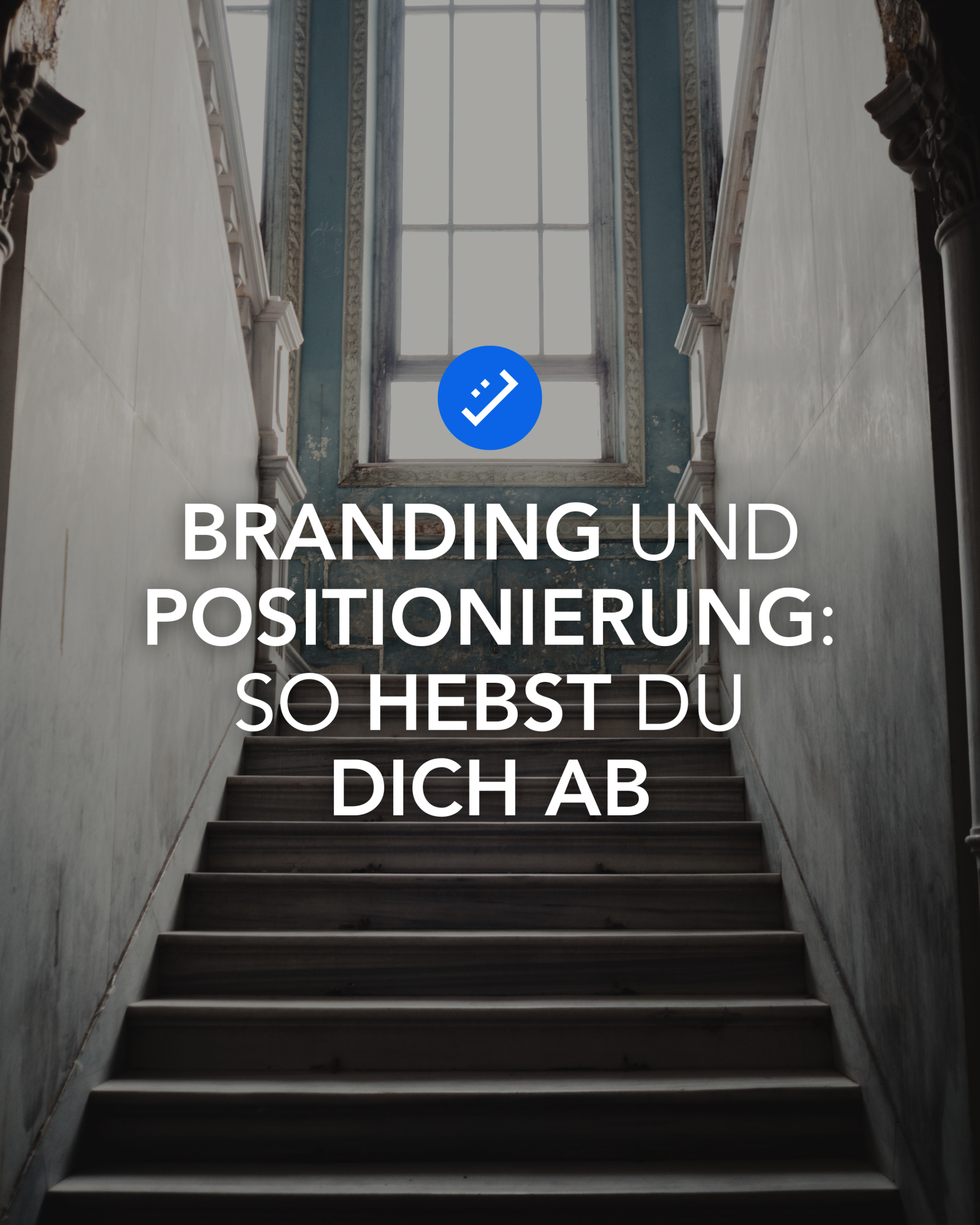 Text auf Bild. Auf dem Bild ist ein Treppenaufgang zu sehen.