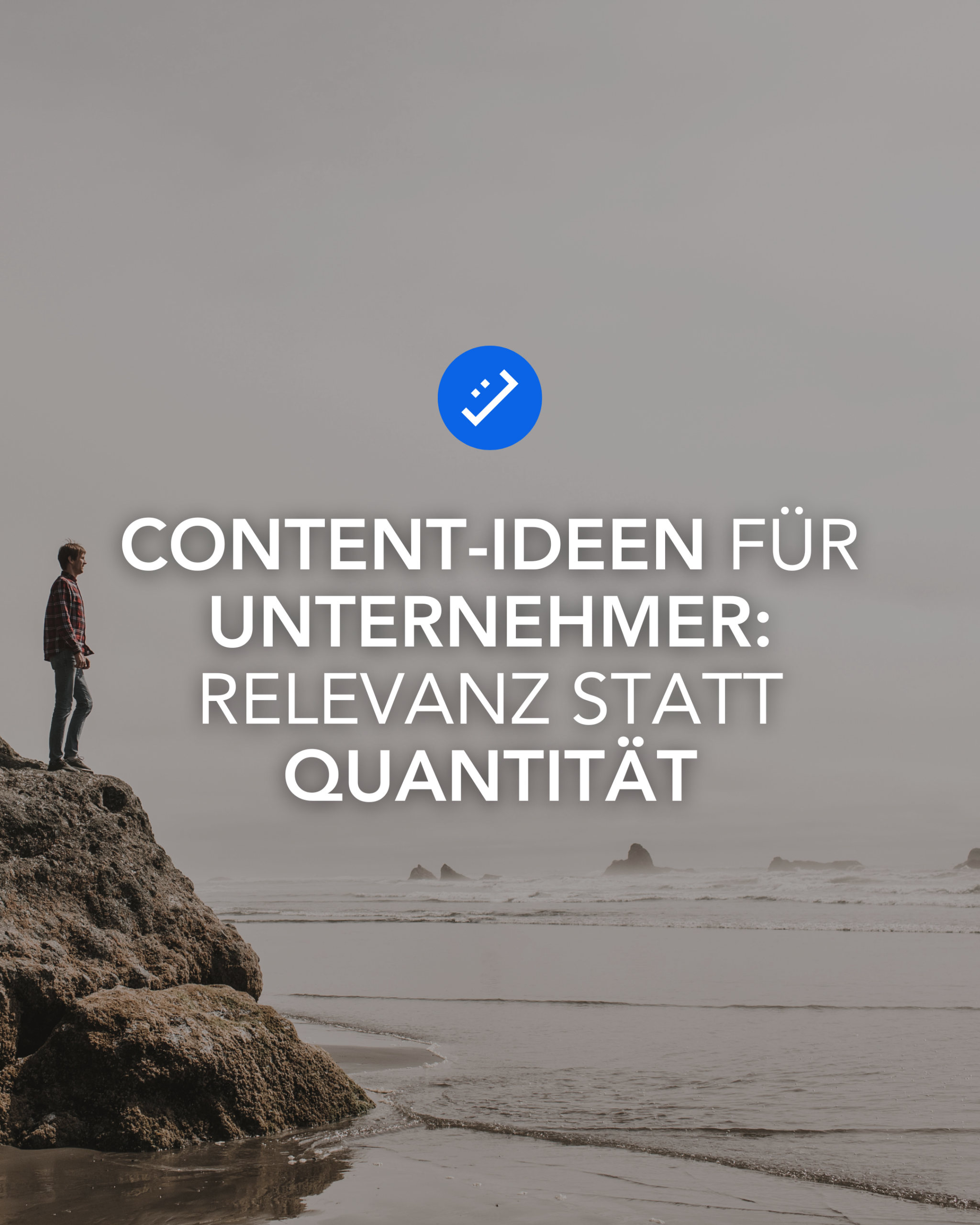 Text auf Bild. Auf dem Bild steht links ein Mann auf einem hohen Fels. Im Hintergrund ist das Meer.